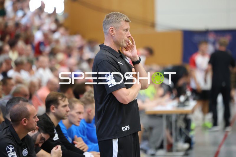 Juan Carlos Pastor (TSV Hannover-Burgdorf) beobachtet das Spielgeschehen konzentriert