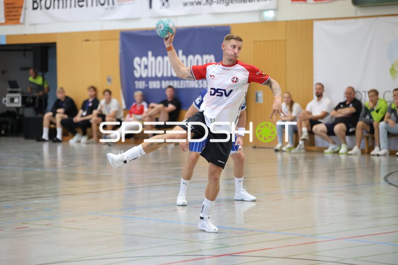 Wurfaktion eines PAUC-Handball-Spielers in der KGS-Sporthalle Schneverdingen