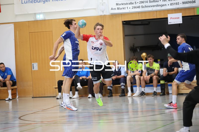 Jože Baznik (#1; PAUC Handball) im Sprungwurf gegen TSV Hannover-Burgdorf