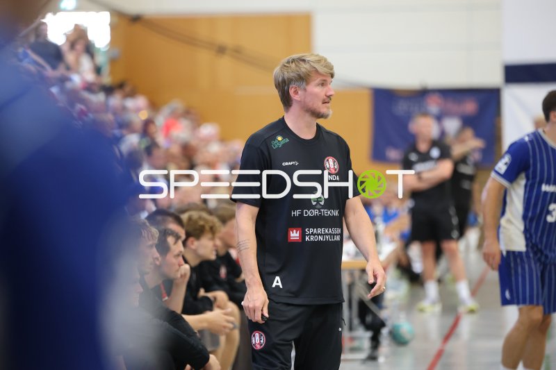 Eduard Fernandez Roura (Trainer; PAUC Handball) beobachtet das Spielgeschehen