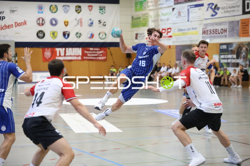 Spieler (#15) beim Sprungwurf in der KGS-Sporthalle Schneverdingen
