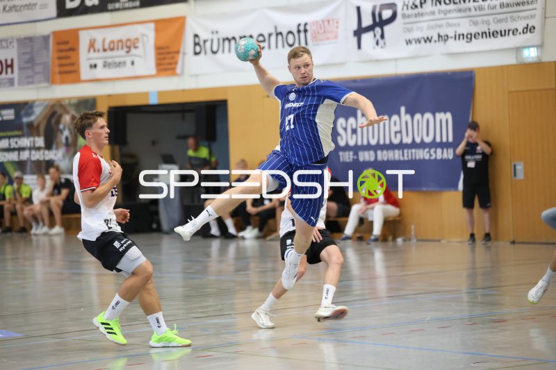August Baskar Pedersen (#17; TSV Hannover-Burgdorf) beim Sprungwurf