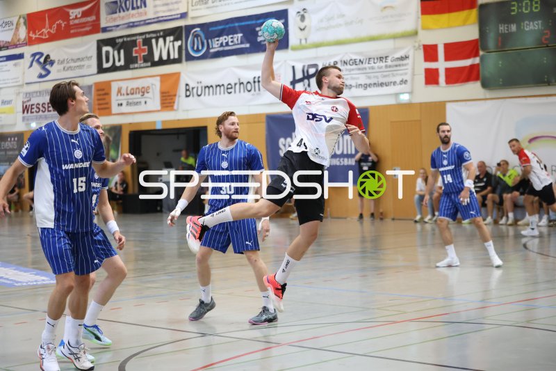 Tom Kiesler (#30; VfL Gummersbach) beobachtet Wurfaktion von HÖJ-Elite-Spieler