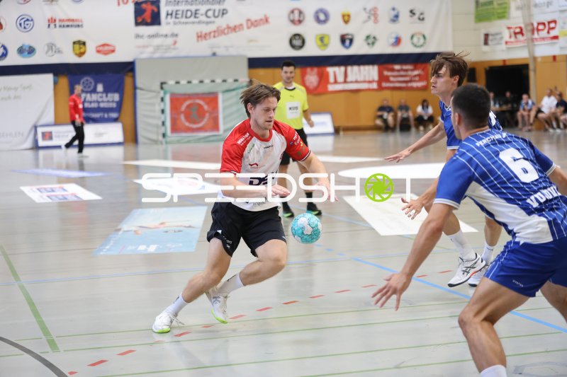 Andreas Lang (HÖJ Elite) im Zweikampf gegen VfL Gummersbach beim Heide-Cup