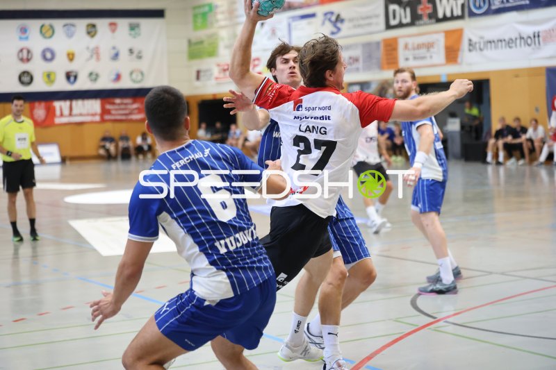 Andreas Lang (#27; HÖJ Elite) beim Wurf gegen VfL Gummersbach
