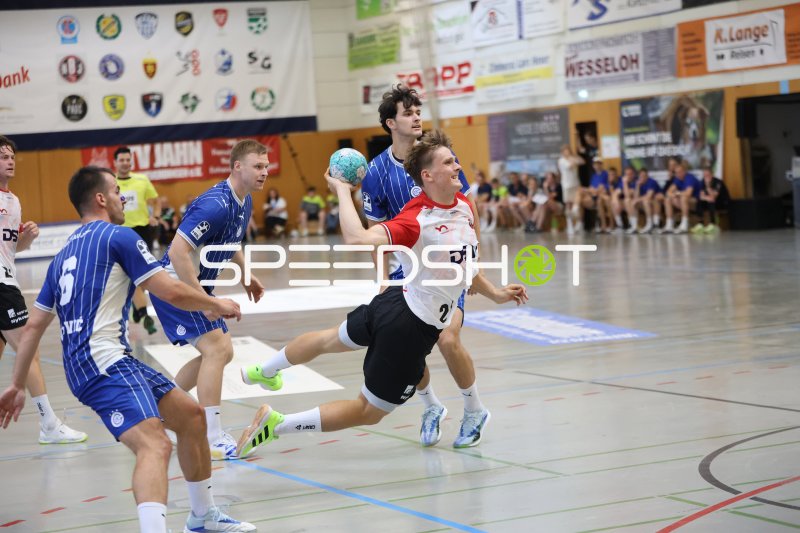 Nikola Roganovic im Wurf gegen Kristjan Horžen (#27; VfL Gummersbach)