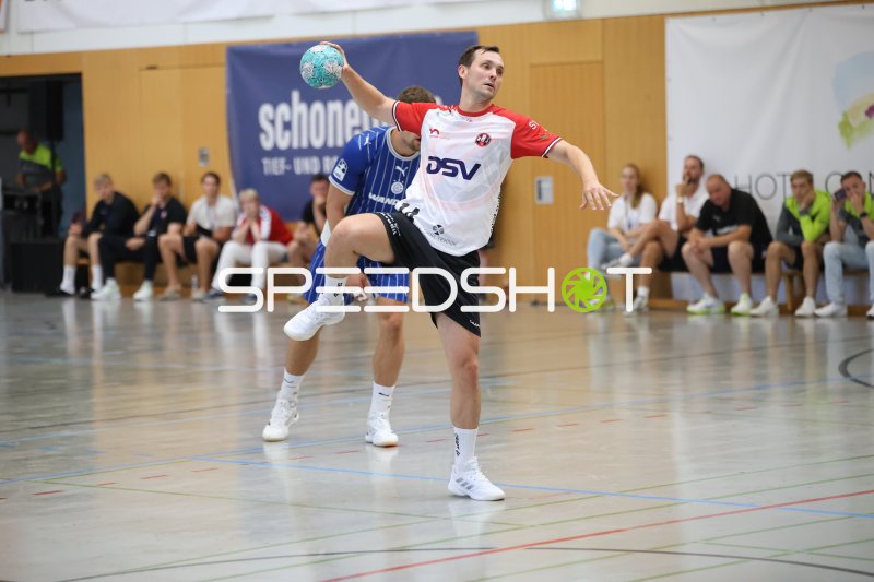 Hampus Wanne (HÖJ Elite) beim Wurfversuch in der KGS-Sporthalle