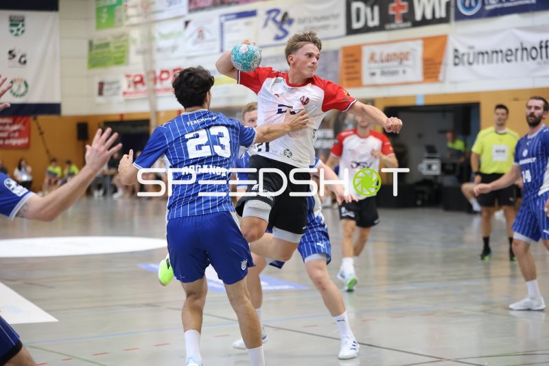 Marius Nörsöller (#21; HÖJ Elite) im Sprungwurf gegen Nikola Roganovic (#23)