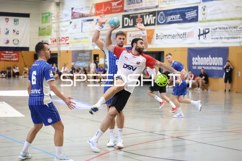 Kassem Awad (HÖJ Elite) im Wurf gegen Štěpán Zeman (#66; VfL Gummersbach)
