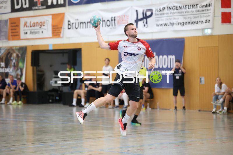 Thomas Solstad (HÖJ Elite) beim Sprungwurf in der KGS-Sporthalle
