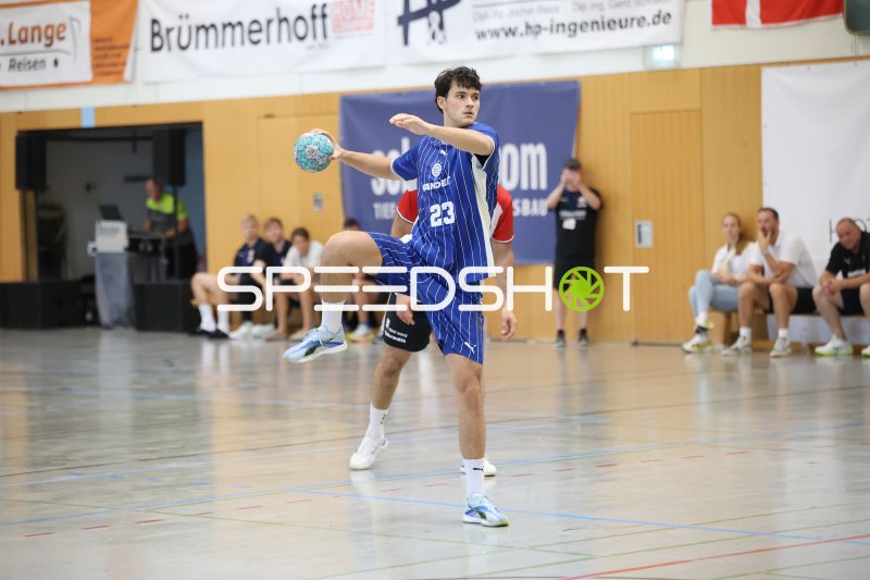 Nikola Roganovic (#23) beim Wurfansatz in der KGS-Sporthalle Schneverdingen