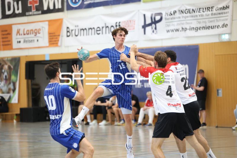 Miro Schluroff (#15; VfL Gummersbach) im Sprungwurf gegen HÖJ Elite