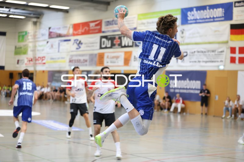 Mathis Häseler (#11; VfL Gummersbach) beim Sprungwurf in Schneverdingen