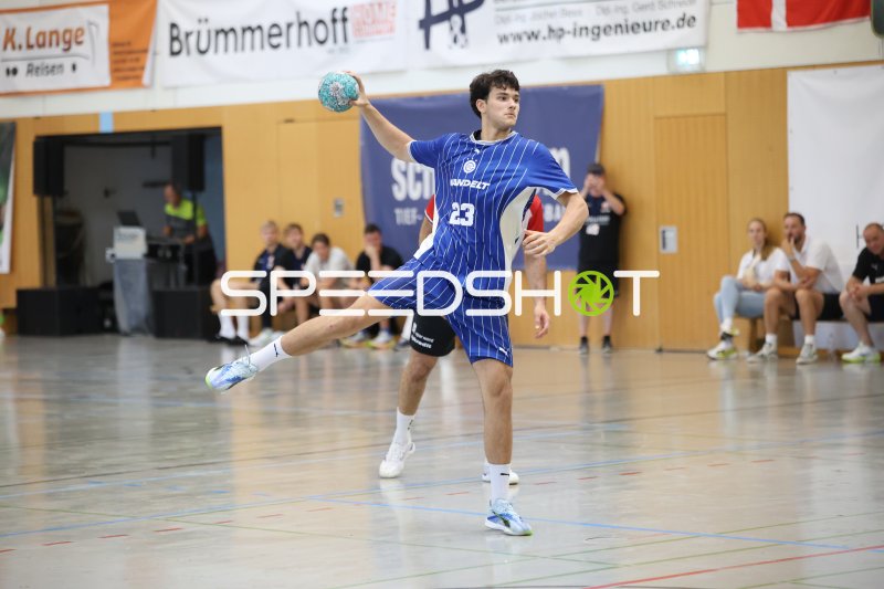 Nikola Roganovic (#23) beim Wurfansatz in der KGS-Sporthalle