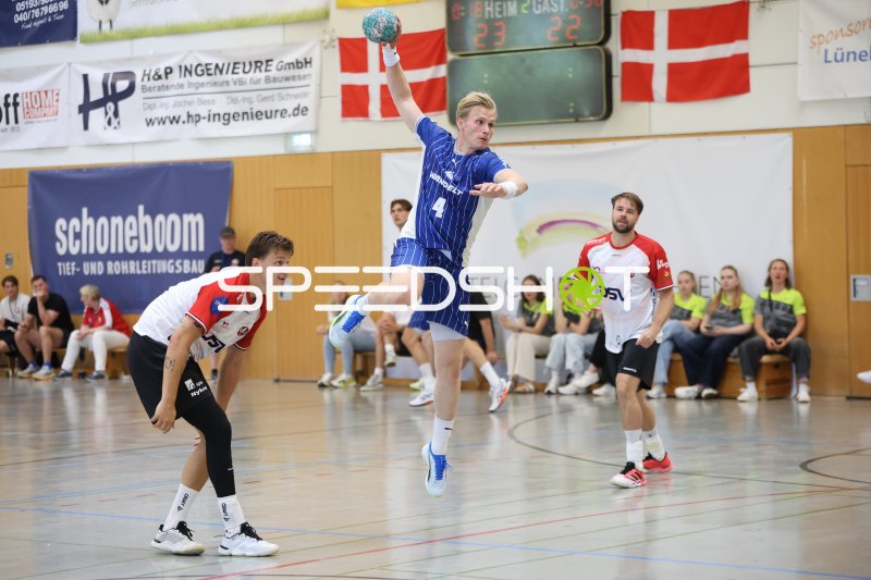 Ellidi Vidarsson (#4; VfL Gummersbach) beim Sprungwurf in Schneverdingen
