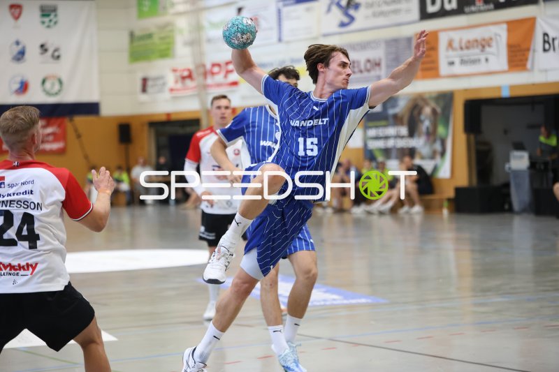 Miro Schluroff (#15; VFL Gummersbach) beim Sprungwurf in der KGS-Sporthalle
