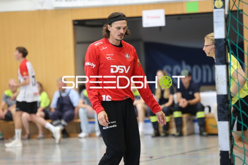 Jannick Green (#16; HÖJ Elite) vor dem Tor in der KGS-Sporthalle
