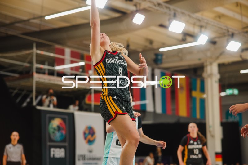 Darina Zraychenko (#8; Deutschland) beim Korbwurf in Stockholm