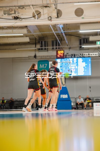 Mia Wiegand (#13) und Lara Gierlich (#12; Deutschland) beim FIBA-Turnier in Stockholm