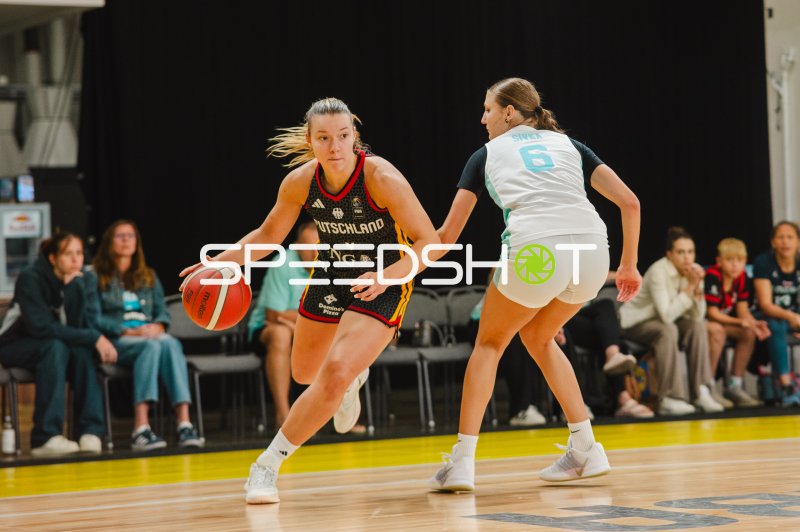 Darina Zraychenko (#8; Deutschland) im Dribbling gegen Zana Sivka (#6; Slovenija)