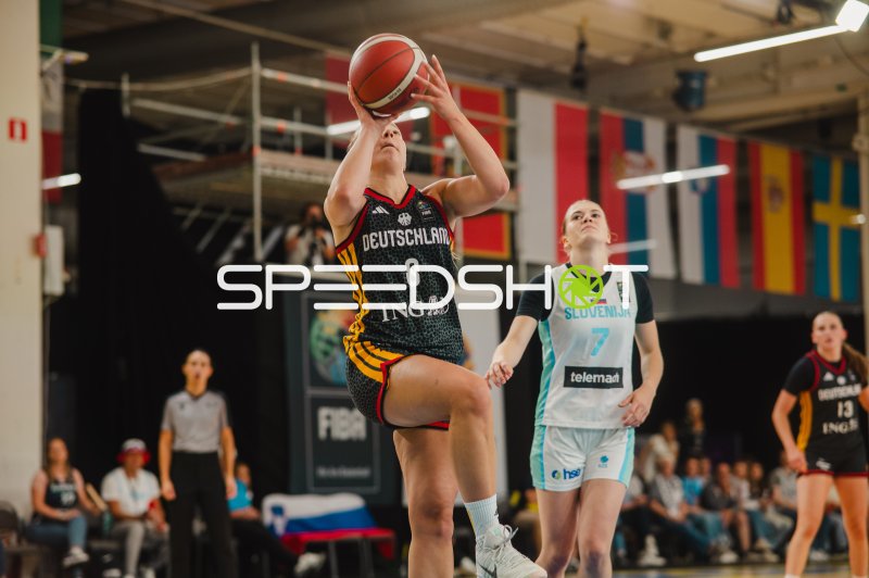 Darina Zraychenko (#8; Deutschland) beim Korbwurf gegen Slovenija