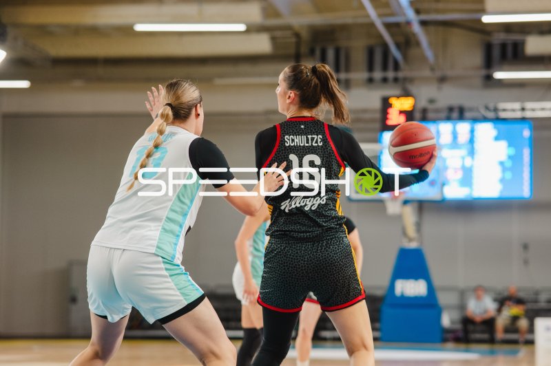 Lilli Schultze (#16; Deutschland) im Ballbesitz gegen Slovenija