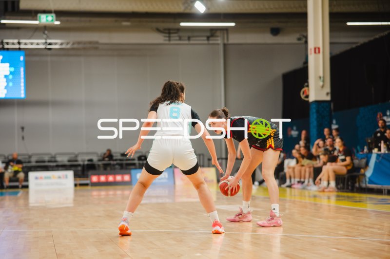 Lara Gierlich (#12; Deutschland) im Zweikampf gegen Slovenija