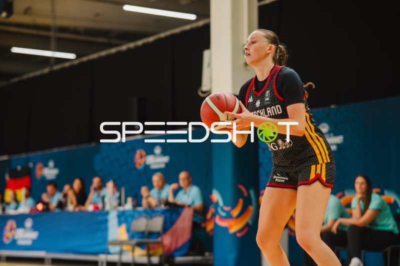 Mia Wiegand (#13; Deutschland) mit Ball in Wurfvorbereitung