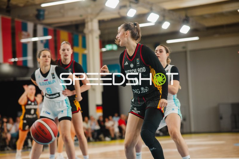 Lilli Schultze (#16; Deutschland) im Spielzug gegen Slovenija