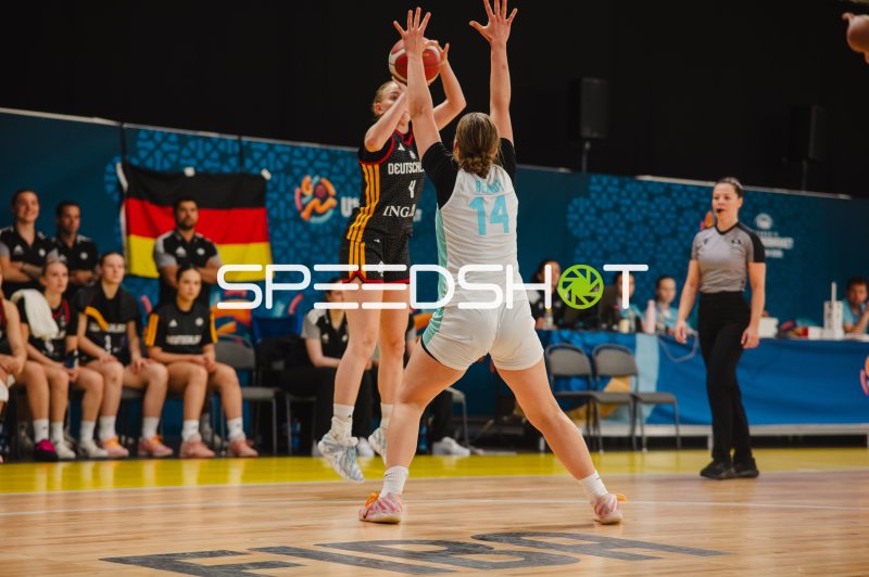 Laura Knaup (#4; Deutschland) beim Wurfversuch gegen Varja Bernot (#14; Slovenija)
