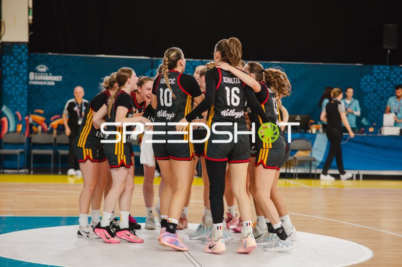 Deutschland-Team jubelt nach Spielende beim FIBA EuroBasket Women Stockholm