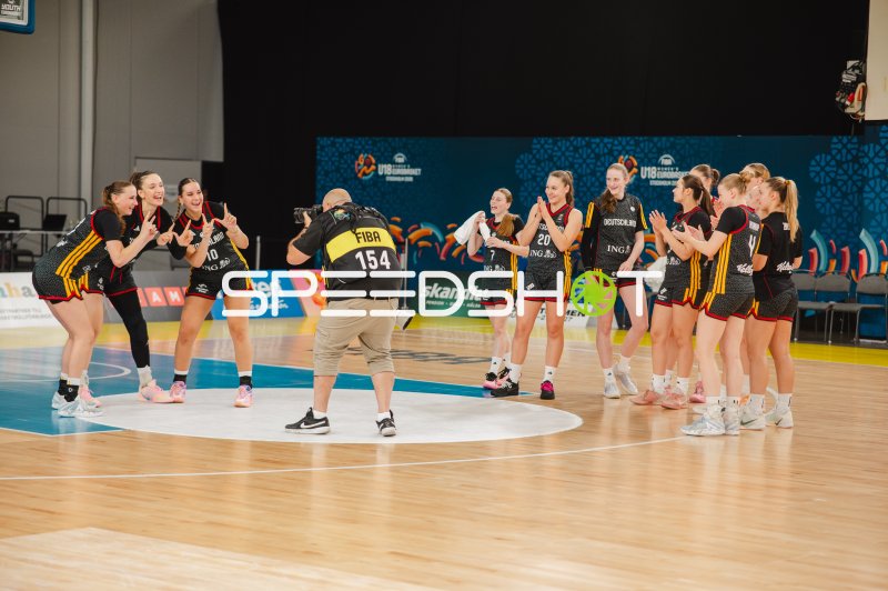 Frederike Askamp (#14; Deutschland) und Mia Wiegand (#13; Deutschland) feiern mit dem Team