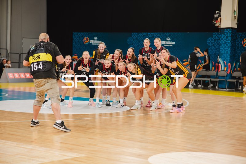 Deutschland U18 mit Lara Gierlich und Mia Wiegand beim Mannschaftsfoto in Stockholm