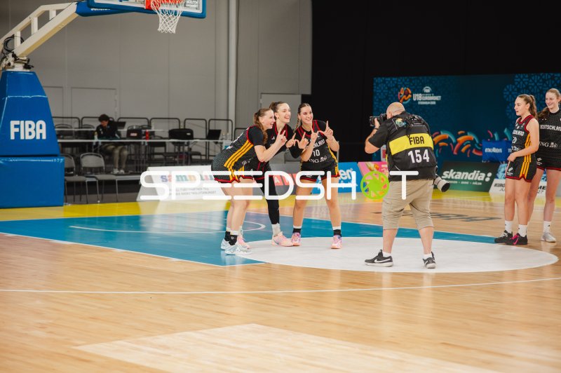 Mia Wiegand (#13; Deutschland) und Frederike Askamp (#14; Deutschland) beim Jubel-Foto