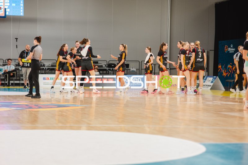 Darina Zraychenko (#8; Deutschland) und Frederike Askamp (#14; Deutschland) beim Handshake nach dem Spiel