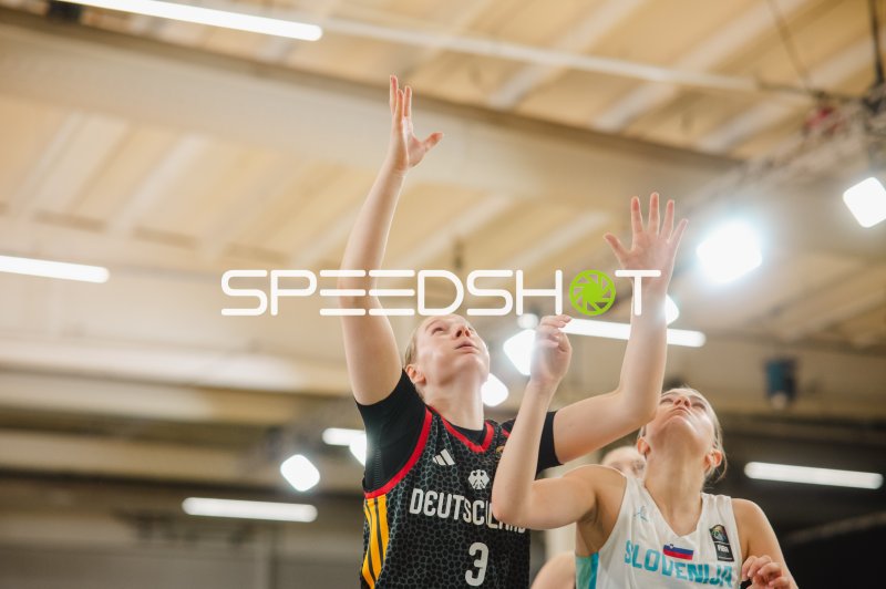 Greta Metz (#3; Deutschland) beim Korbwurf gegen Slovenija