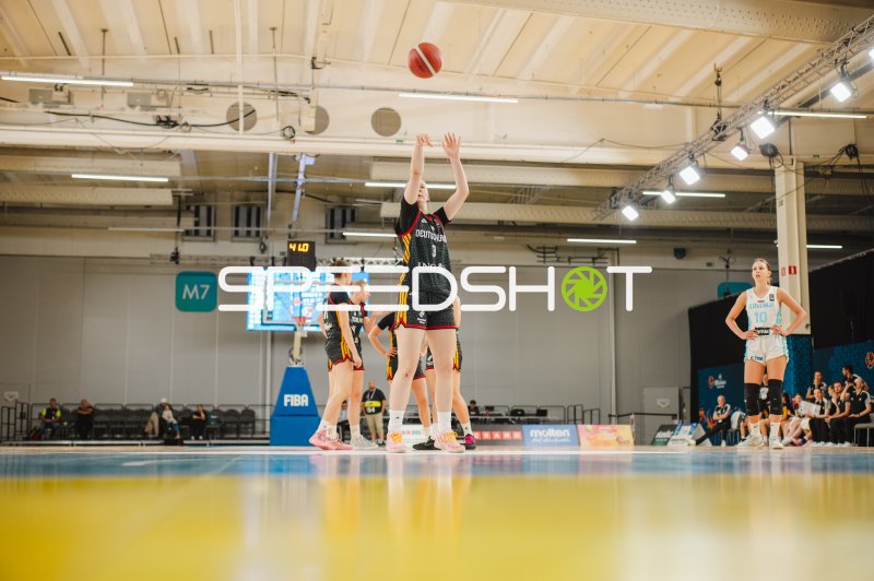 Greta Metz (#3; Deutschland) beim Freiwurf gegen Slovenija