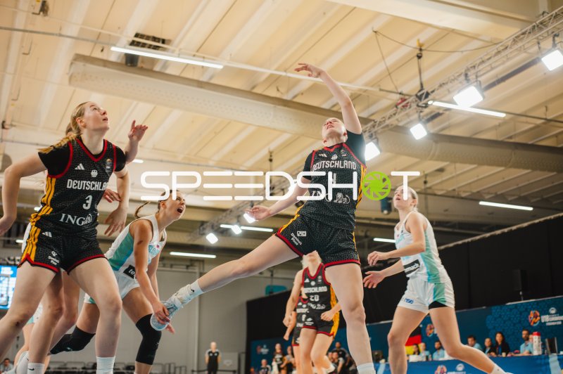Laura Knaup (#4; Deutschland) beim Korbwurf gegen Slovenija