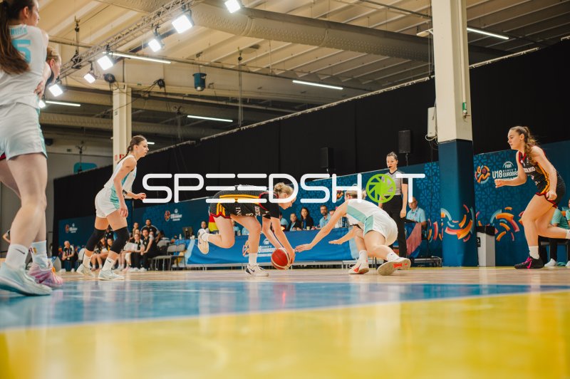 Zweikampf um den Ball zwischen Deutschland und Slovenija bei der FIBA U18 Women's EuroBasket