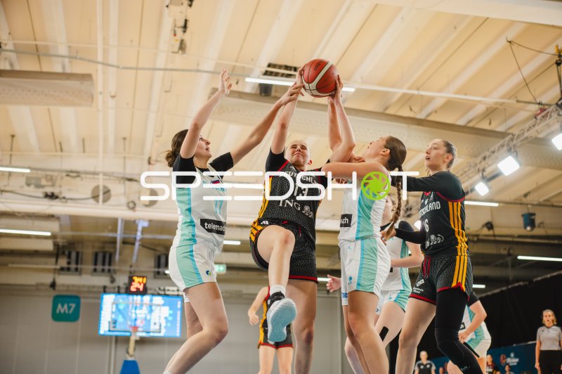 Mia Wiegand (#13; Deutschland) im Zweikampf um den Ball gegen Slovenija