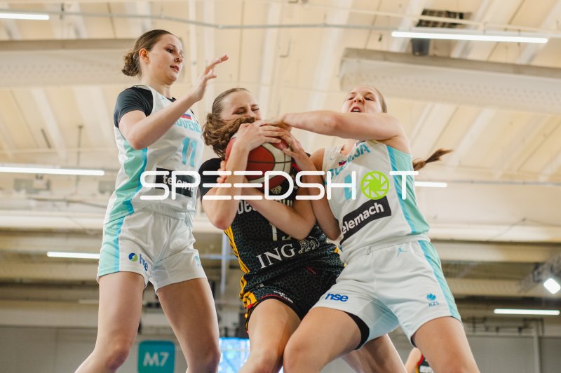 Mia Jancic (#4; Slovenija) und Nika Hribar (#11; Slovenija) im Zweikampf um den Ball