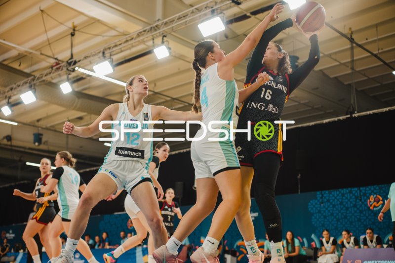 Lilli Schultze (#16; Deutschland) im Angriff gegen Slovenija