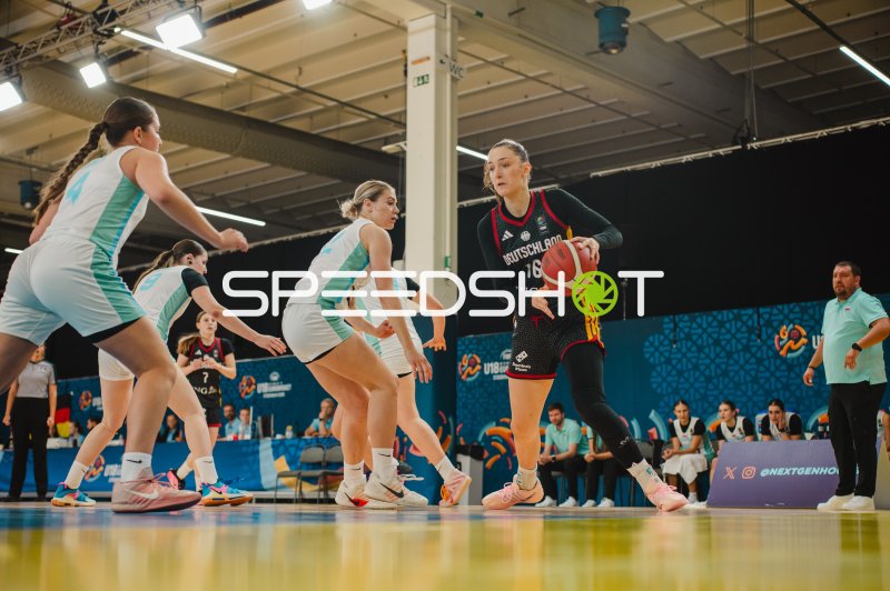 Lilli Schultze (#16; Deutschland) mit Ball im Angriff gegen Slovenija