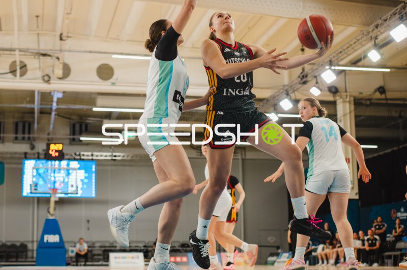 Sarah Siebold (#20; Deutschland) beim Korbleger gegen Slovenija
