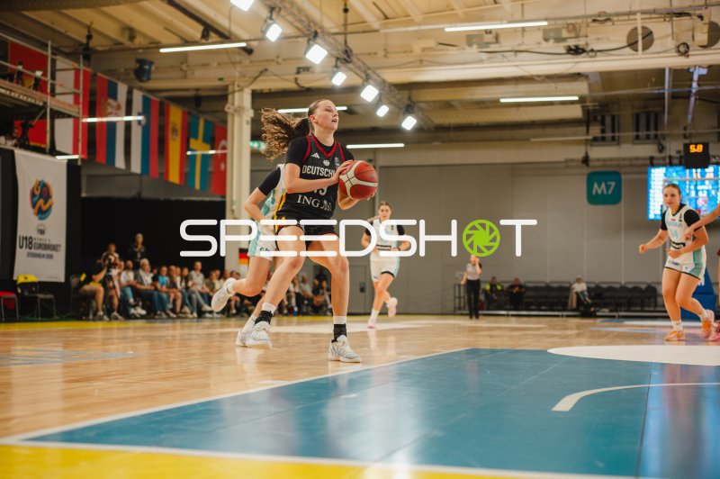 Mia Wiegand (#13; Deutschland) mit Ball beim U18 EuroBasket