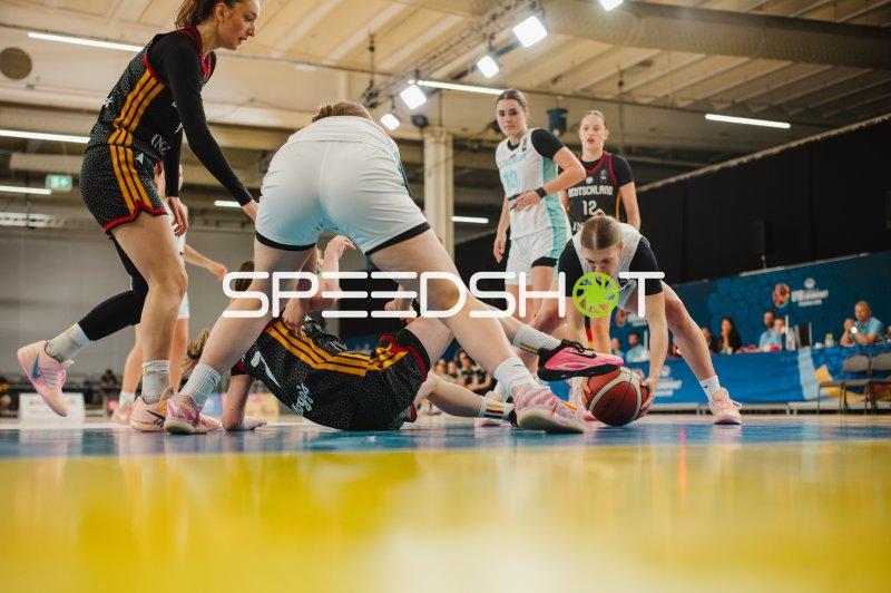Lara Gierlich (#12; Deutschland) im intensiven Zweikampf um den Ball