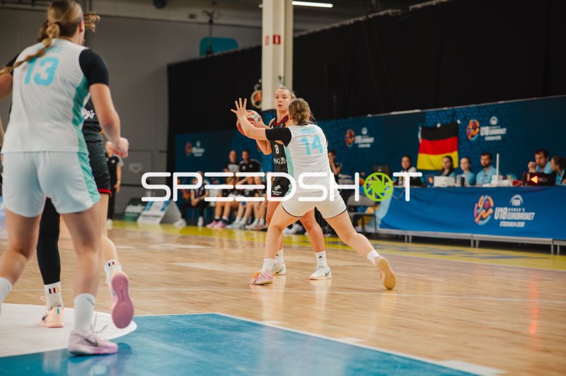 Darina Zraychenko (#8; Deutschland) im Zweikampf gegen Slovenija