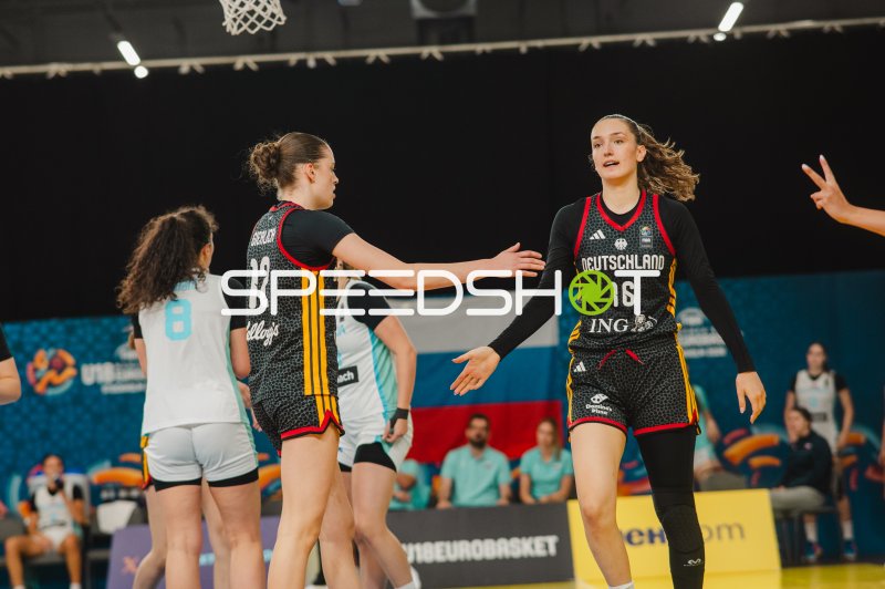 Lilli Schultze (#16) und Lara Gierlich (#12; Deutschland) im Spielmoment