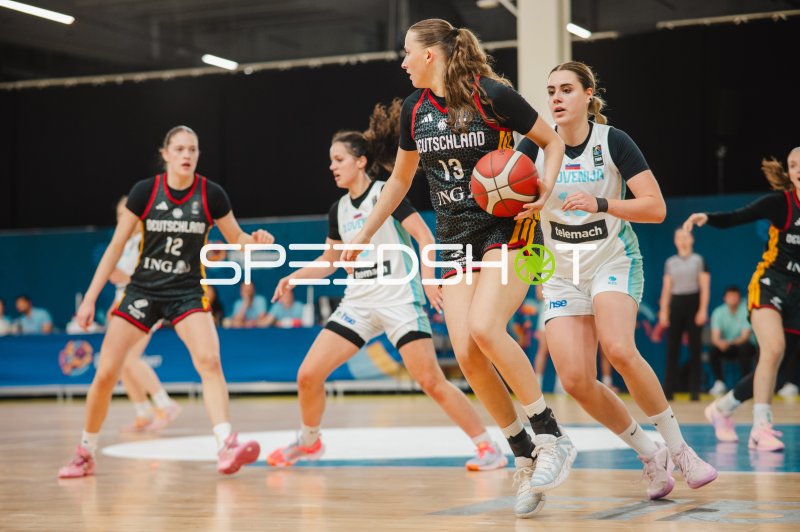 Mia Wiegand (#13; Deutschland) im Angriff gegen Slovenija