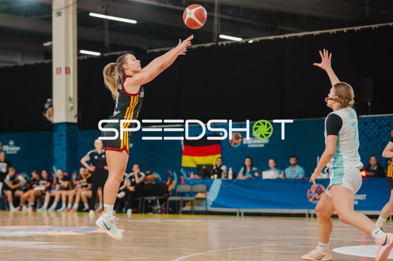 Darina Zraychenko (#8; Deutschland) beim Sprungwurf gegen Slovenija